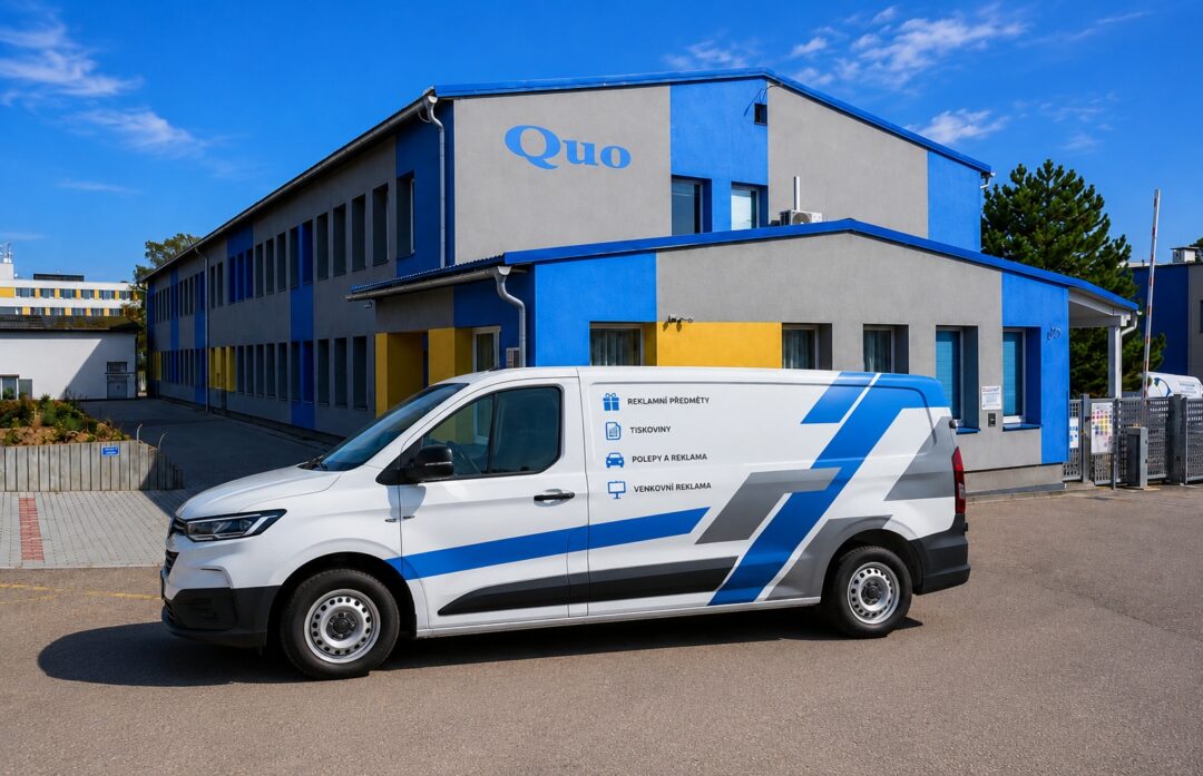 Reklamní polep auta před sídlem QUO
